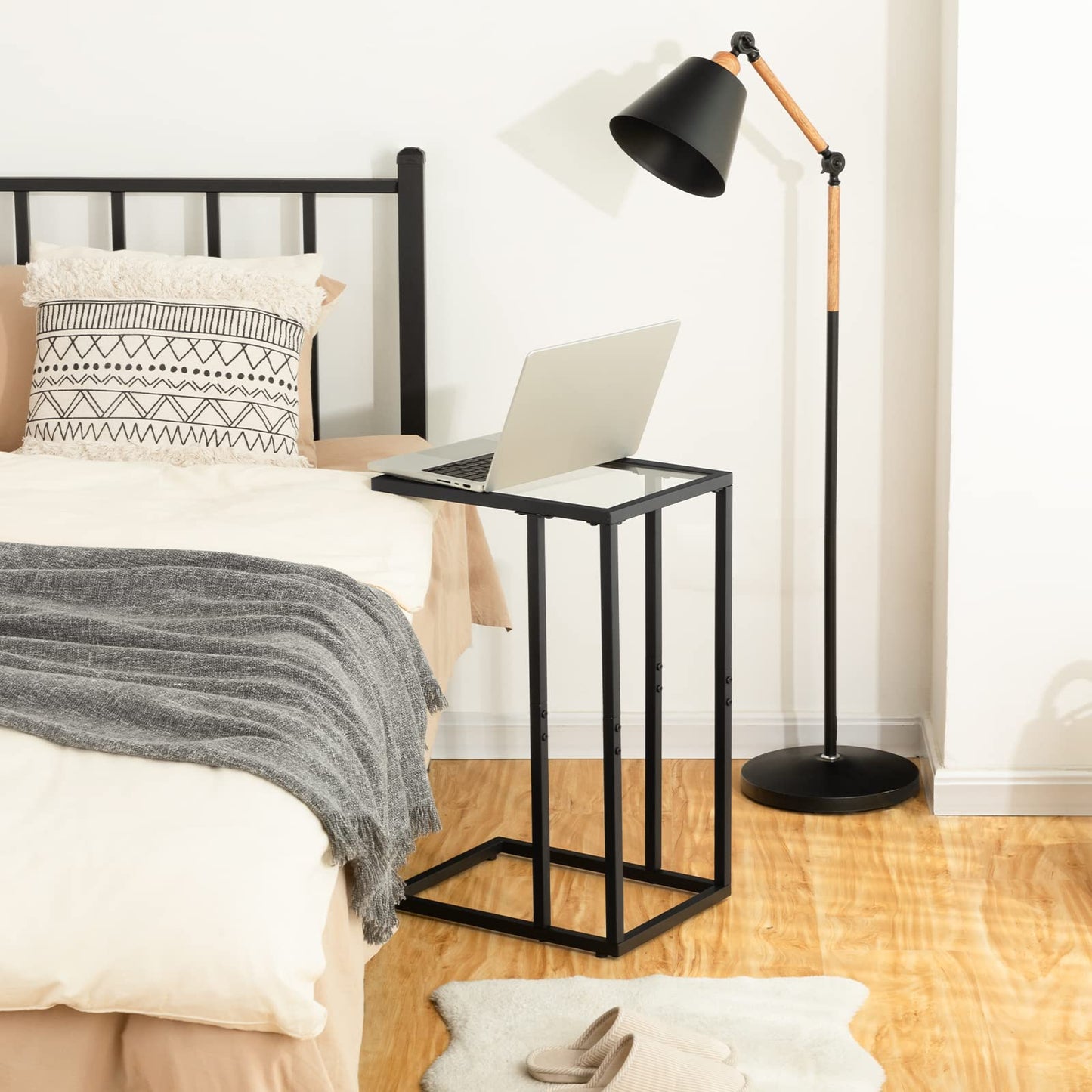 HOOBRO C Shaped End Table, Tempered Glass Snack Side Table with Metal Frame, TV Tray Table for Small Space, Sofa Couch and Bed, Modern Style, Black BK03SF01